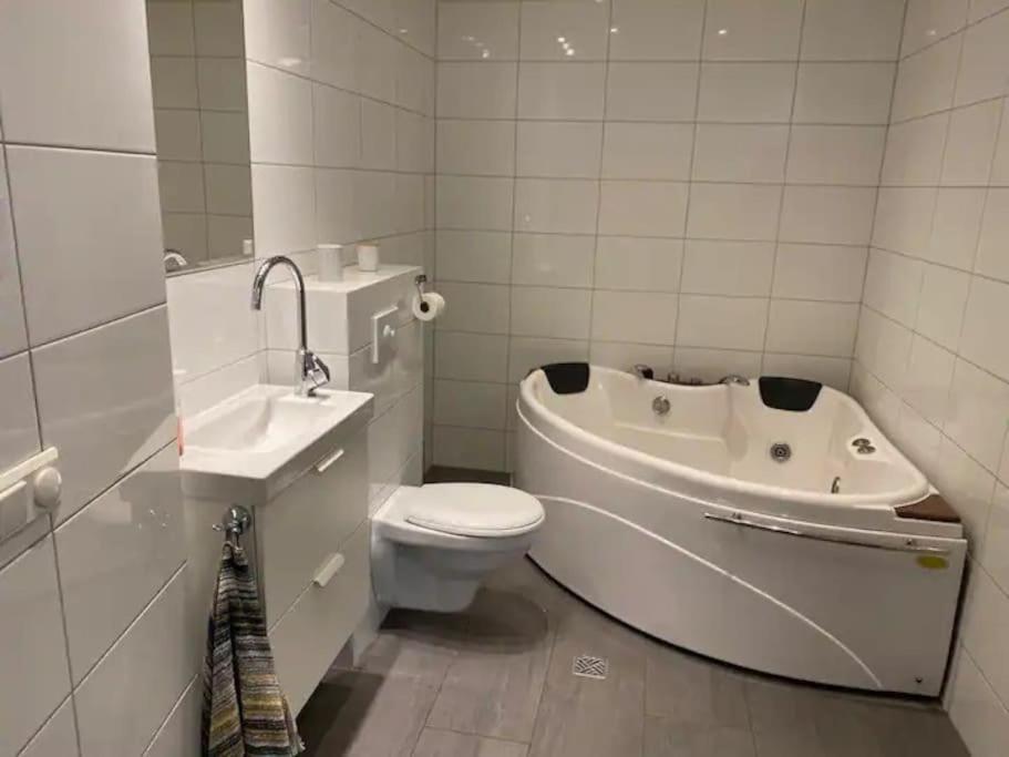 Husavik 2 Bedroom Apartment Екстериор снимка